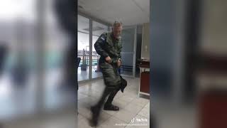 MILITAR HONDUREÑO BAILANDO EL TRA TRA TRA SE HACE VIRAL Y LE DAN DE BAJA [upl. by Dion]