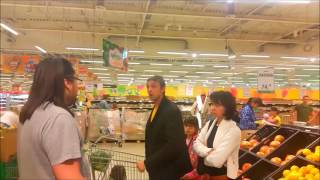 Padre picchia la figlia al supermercato [upl. by Arriat812]