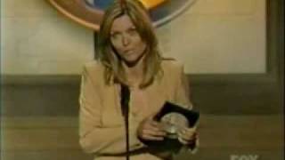 Michelle Pfeiffer wins Blockbuster Award 2001 [upl. by Nirrok]